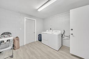 Serenity Retreat: Charming Home Near Attractions! 3 Bedroom Home by Re