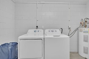 Serenity Retreat: Charming Home Near Attractions! 3 Bedroom Home by Re