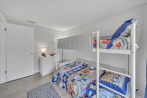 Serenity Retreat: Charming Home Near Attractions! 3 Bedroom Home by Re