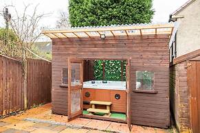 Captivating 2-bed House in Hamilton With Jacuzzi