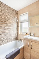 Captivating 2-bed House in Hamilton With Jacuzzi