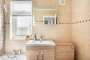 Captivating 2-bed House in Hamilton With Jacuzzi