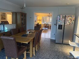 Remarkable 3-bed House in Netley Abbey Southampton