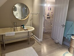 Remarkable 3-bed House in Netley Abbey Southampton