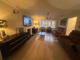 Remarkable 3-bed House in Netley Abbey Southampton