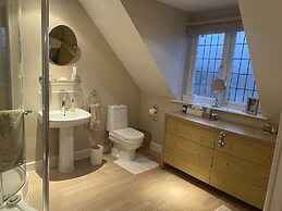 Remarkable 3-bed House in Netley Abbey Southampton