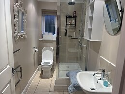 Remarkable 3-bed House in Netley Abbey Southampton