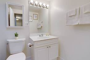 Stylish Condo in Crystal City