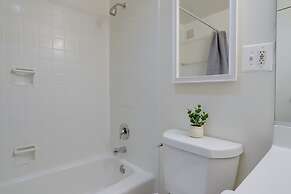 Stylish Condo in Crystal City