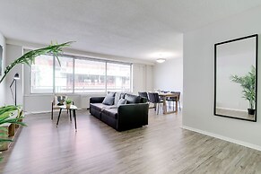 Modern & Luxury Condo at Crystal City