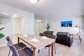Modern & Luxury Condo at Crystal City