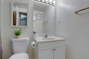 Modern & Luxury Condo at Crystal City