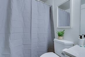 Modern & Luxury Condo at Crystal City