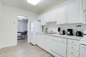 Modern & Luxury Condo at Crystal City