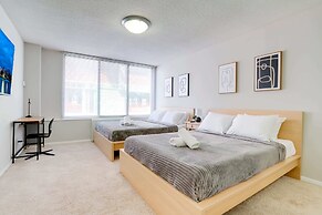 Modern & Luxury Condo at Crystal City