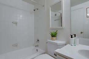 Modern & Luxury Condo at Crystal City