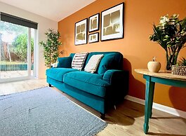 Charming Home Near Gatwick Airport