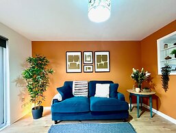 Charming Home Near Gatwick Airport