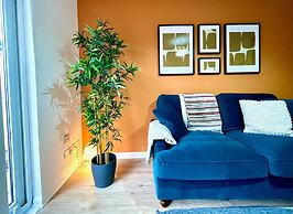 Charming Home Near Gatwick Airport