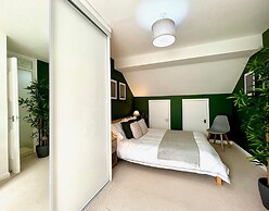 Charming Home Near Gatwick Airport