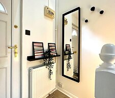 Charming Home Near Gatwick Airport