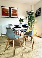 Charming Home Near Gatwick Airport