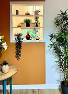 Charming Home Near Gatwick Airport