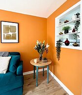 Charming Home Near Gatwick Airport