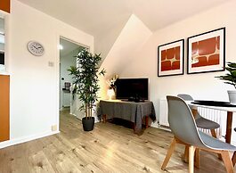 Charming Home Near Gatwick Airport