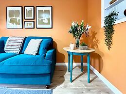 Charming Home Near Gatwick Airport