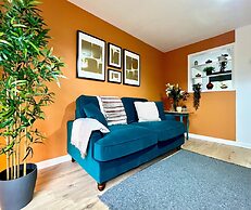 Charming Home Near Gatwick Airport