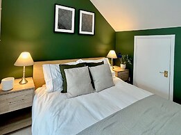 Charming Home Near Gatwick Airport