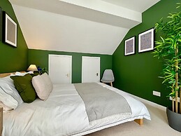 Charming Home Near Gatwick Airport