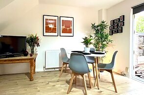 Charming Home Near Gatwick Airport