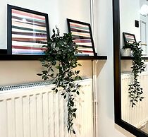 Charming Home Near Gatwick Airport