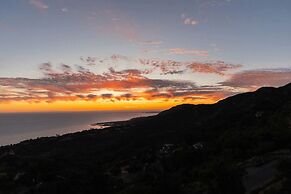 Castlewood by Avantstay Malibu Cliffside + View