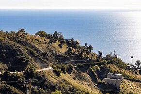 Castlewood by Avantstay Malibu Cliffside + View