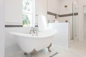 Ince by Avantstay 100 Meters to Amazon Studios