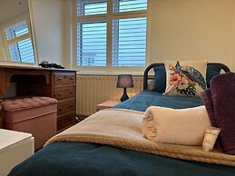 House few Mins From Beach With hot tub & Sauna