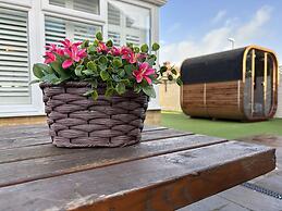 House few Mins From Beach With hot tub & Sauna