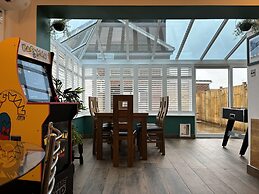 House few Mins From Beach With hot tub & Sauna