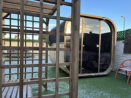 House few Mins From Beach With hot tub & Sauna