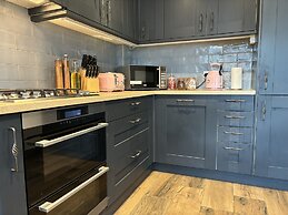 House few Mins From Beach With hot tub & Sauna