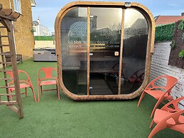 House few Mins From Beach With hot tub & Sauna