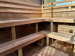 House few Mins From Beach With hot tub & Sauna
