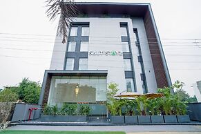 Saltstayz Select - Golf Course Road & Sector 57