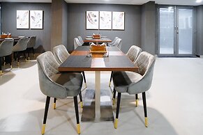 Saltstayz Select - Golf Course Road & Sector 57