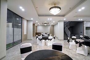 Saltstayz Select - Golf Course Road & Sector 57