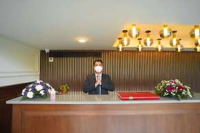 Saltstayz Select - Golf Course Road & Sector 57