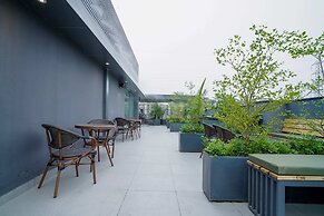 Saltstayz Select - Golf Course Road & Sector 57